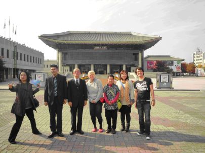 大会会場の前で