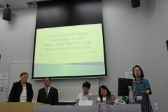 会場からの質問に答えているところ